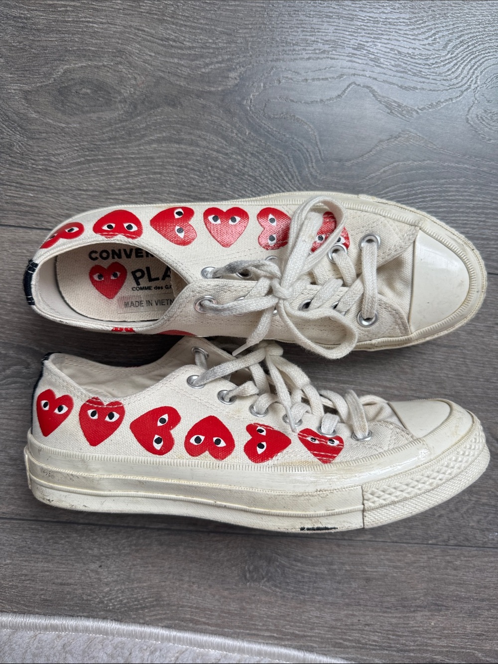 Converse PLAY Low-Top Kids Sneakers in Cream with Red Hearts